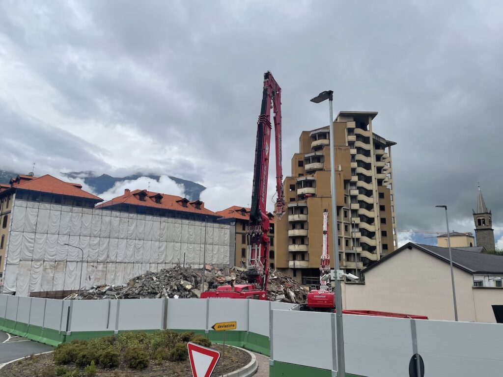 Il grattacielo basso di Aosta demolito