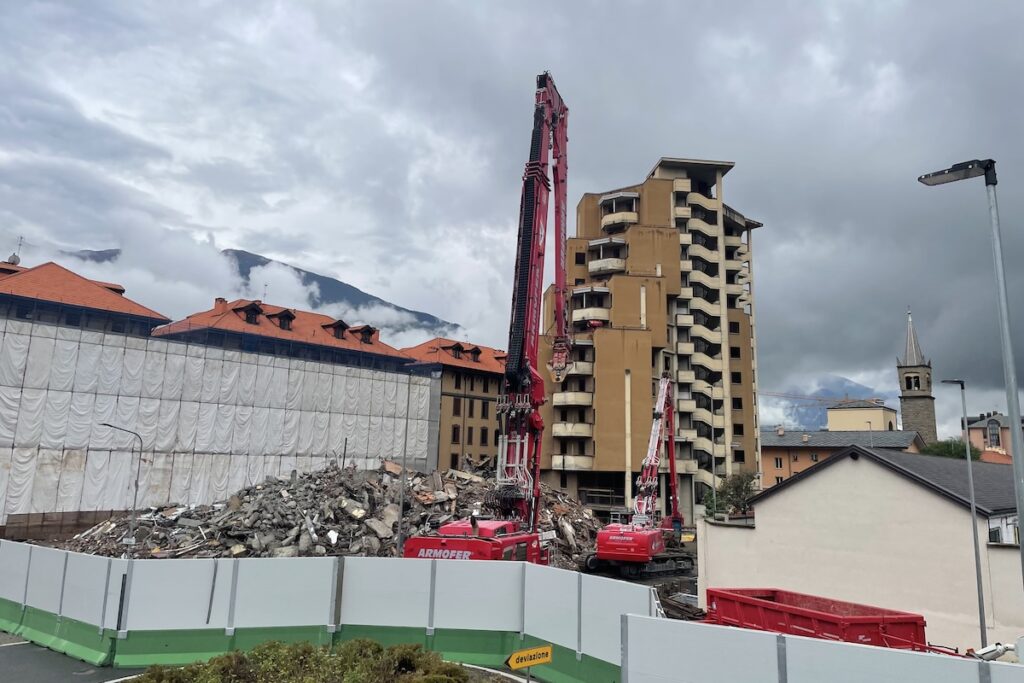 Il grattacielo basso di Aosta demolito