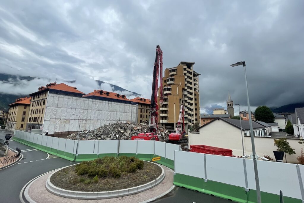 Il grattacielo basso di Aosta demolito