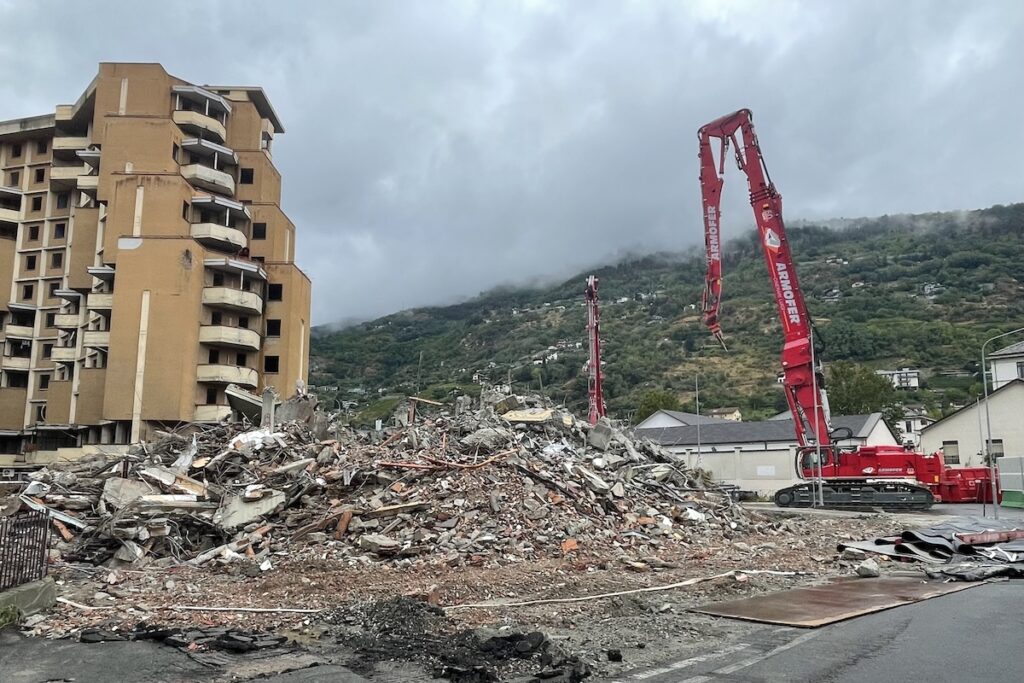 Il grattacielo basso di Aosta demolito