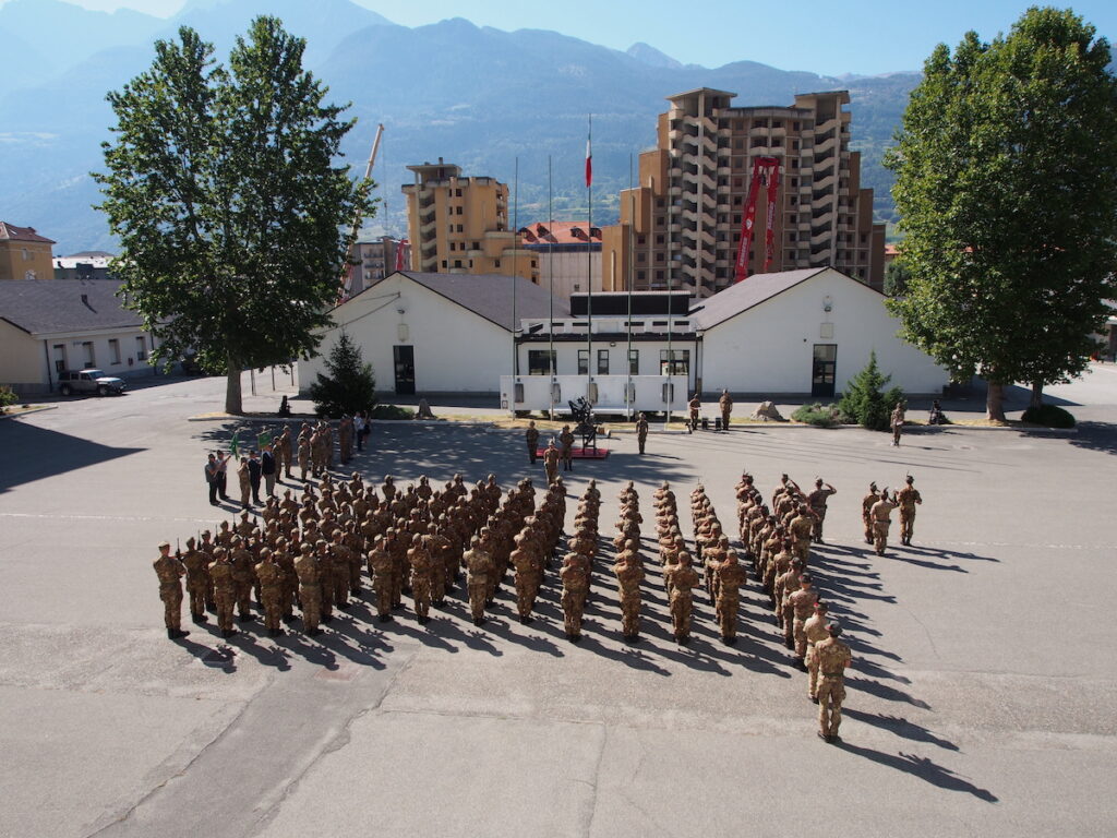 La cerimonia di cambio del Comandante.