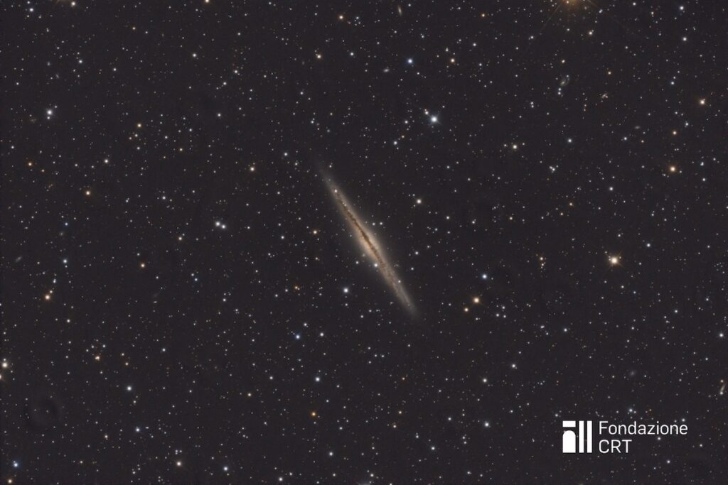 Nell’immagine: la galassia NGC 891, nella costellazione di Andromeda, ripresa dalle piazzole dell’Osservatorio Astronomico della Regione Autonoma Valle d’Aosta. Questa immagine si è classificata al 4° posto al concorso di astrofotografia del 32° Star Party di Saint-Barthélemy (27-29 settembre 2024). Credit: cortesia Fabrizio Aimar per la Fondazione C. Fillietroz-ONLUS