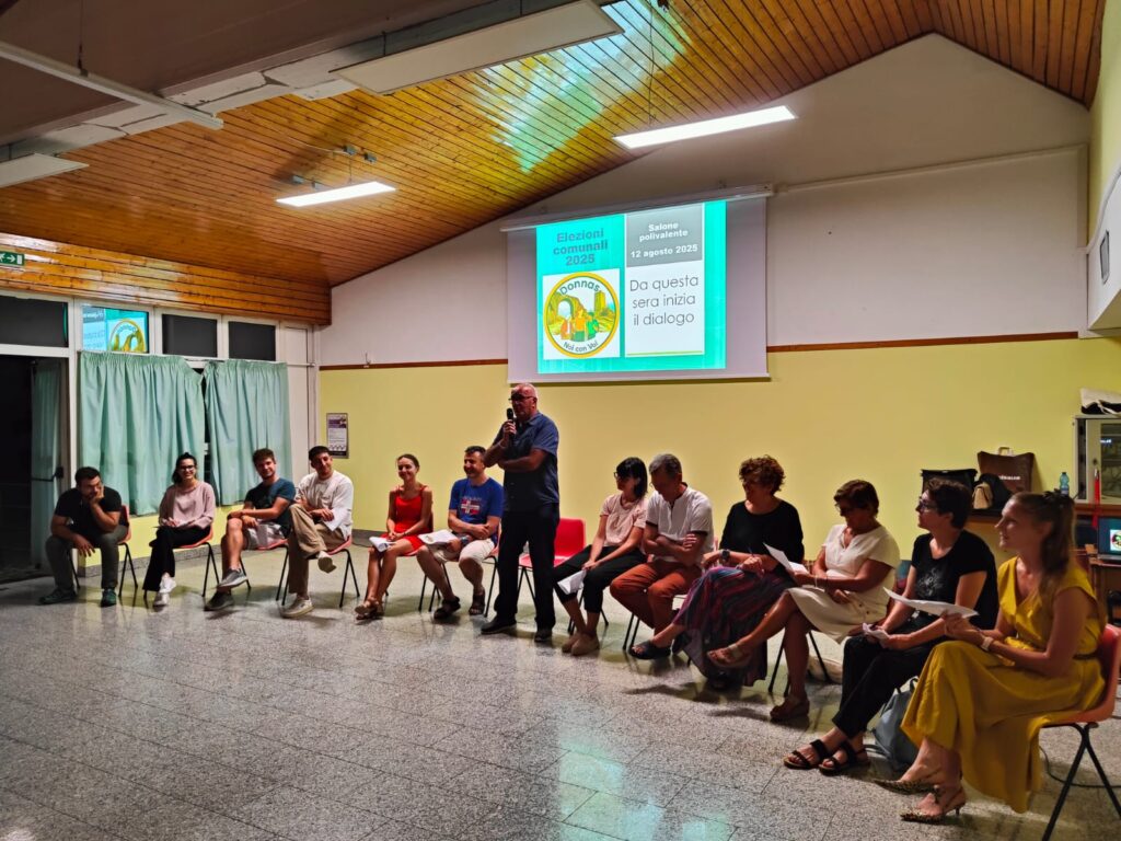 Un momento della presentazione della lista Noi con voi