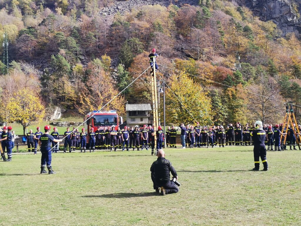 Un'esercitazione dei vigili del fuoco a Issime