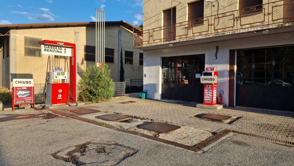 Il distributore Ewa chiuso a Chambave.