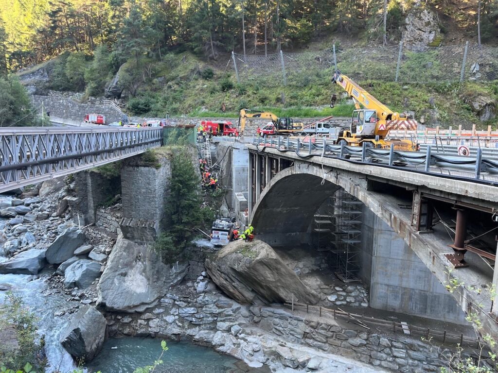 Furgone portavalori precipitato nel dirupo