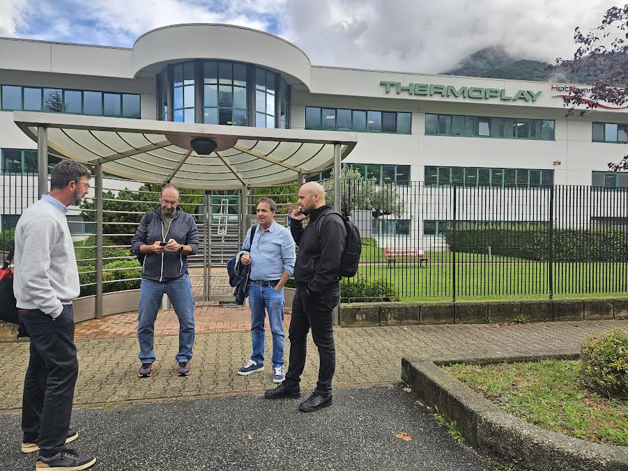 I sindacati davanti alla Thermoplay di Pont Saint Martin