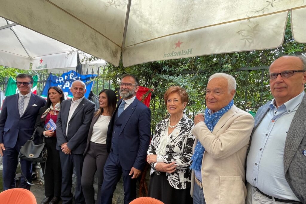La coalizione di centrodestra. Al centro, i candidati Sonia Furci e Giovanni Girardini