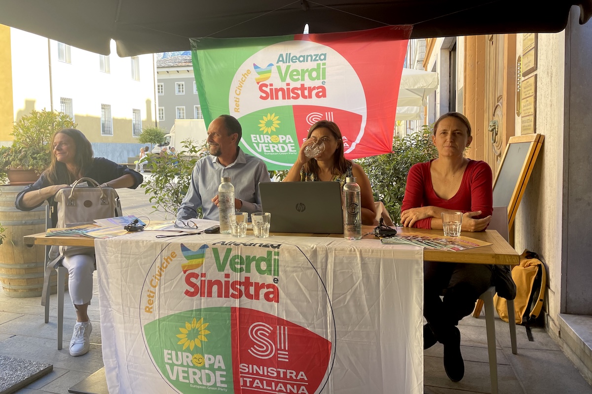 I candidati Sindaco e Vicesidnaca di Avs per Aosta Eugenio Torrione e Katya Foletto. Con loro, Gabriella Massa e Sarah Burgay