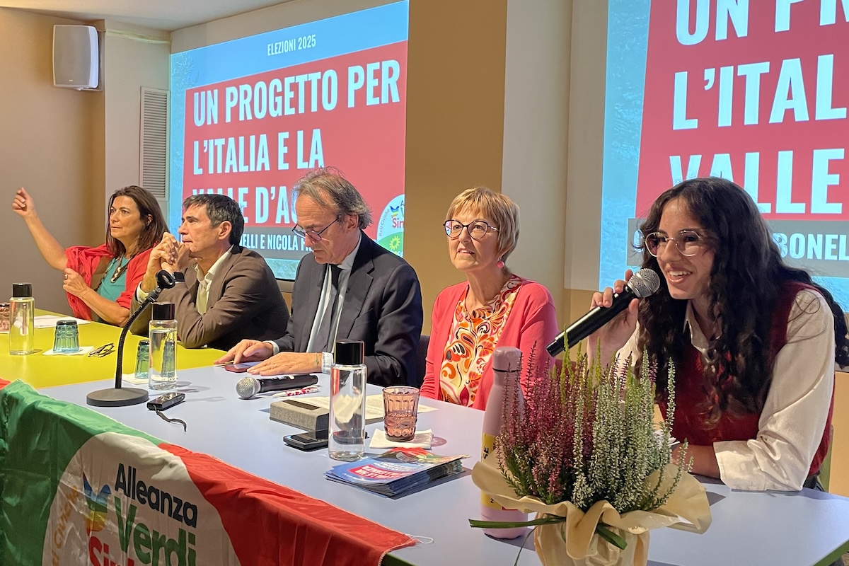 La serata di Avs ad Aosta. Da sx: Foletto, Fratoianni, Bonelli, Minelli e Canuto