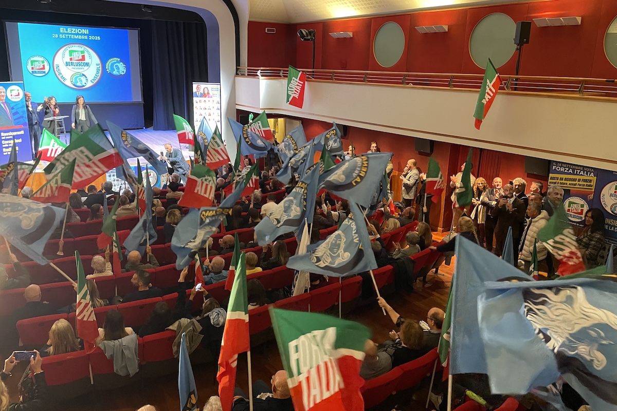 Il comizio di Forza Italia al Théatre de la Ville di Aosta