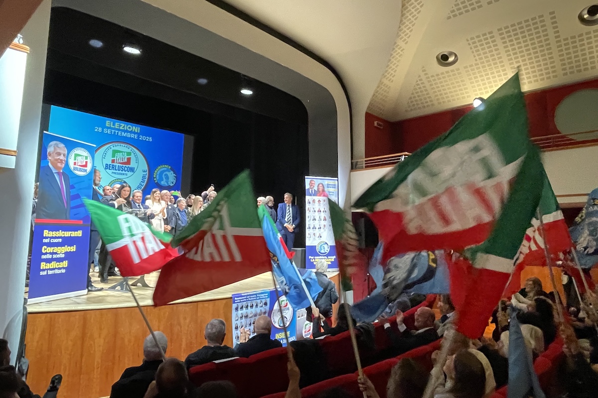 Il comizio di Forza Italia al Théatre de la Ville di Aosta