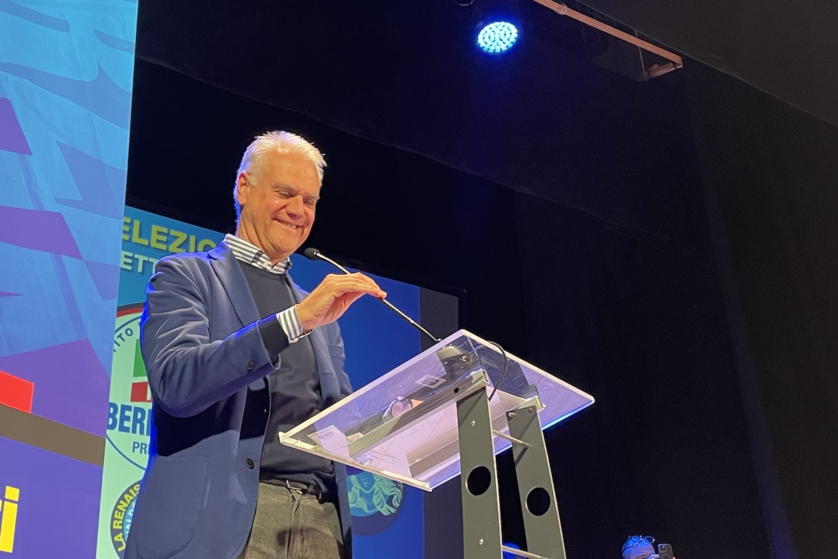 Il ministro Paolo Zangrillo al comizio di chiusura di Forza Italia
