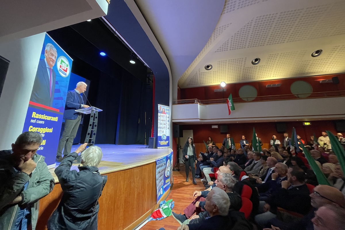 Il ministro Paolo Zangrillo al comizio di chiusura di Forza Italia