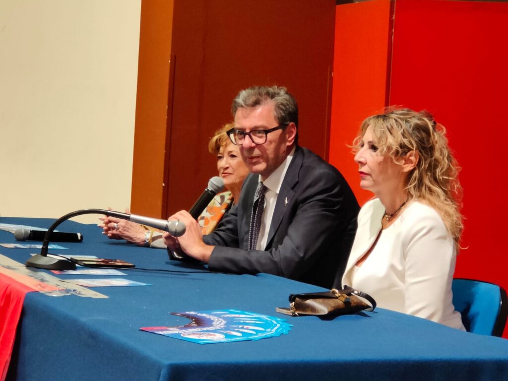 Il ministro Giancarlo Giorgetti con la segretaria della Lega Vda Marialice Boldi e la senatrice Nicoletta Spelgatti