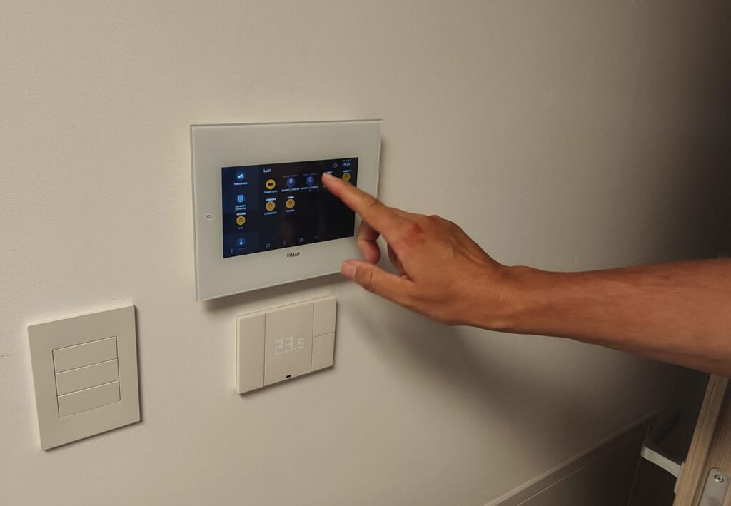 Il monitor per regolare le luci e il citofono