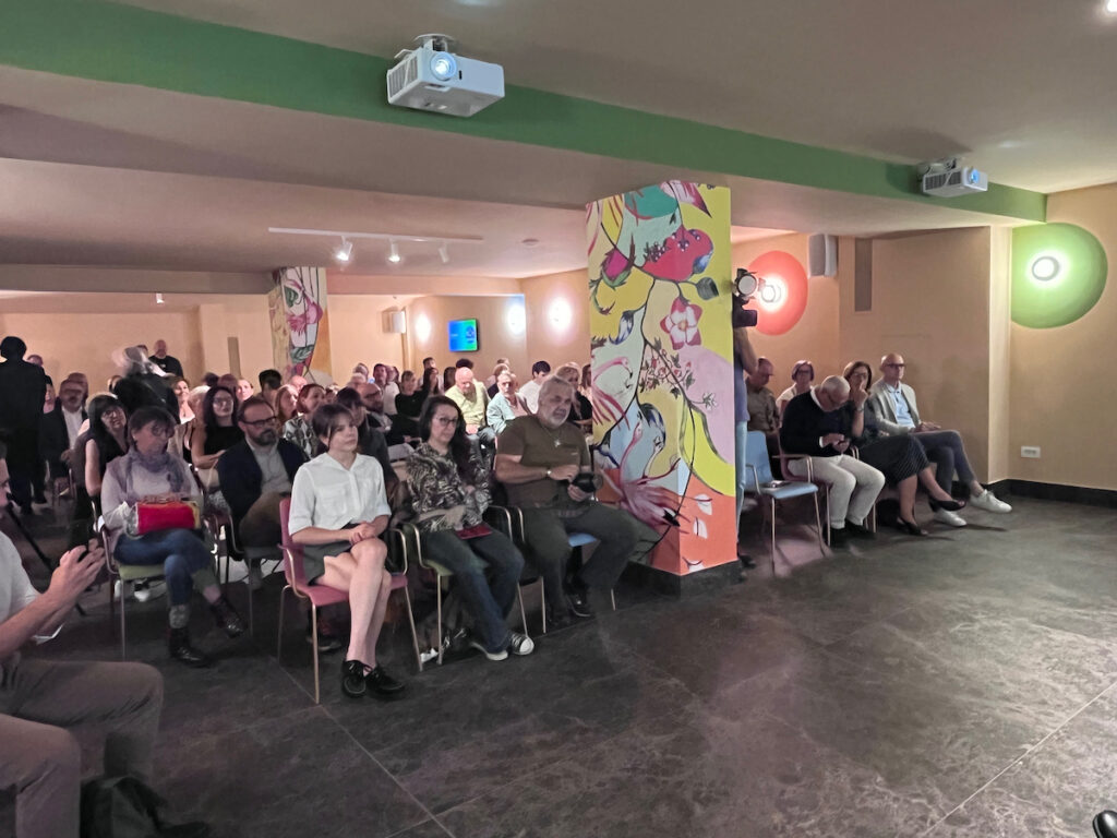 Il pubblico in ascolto di Carlo Calenda