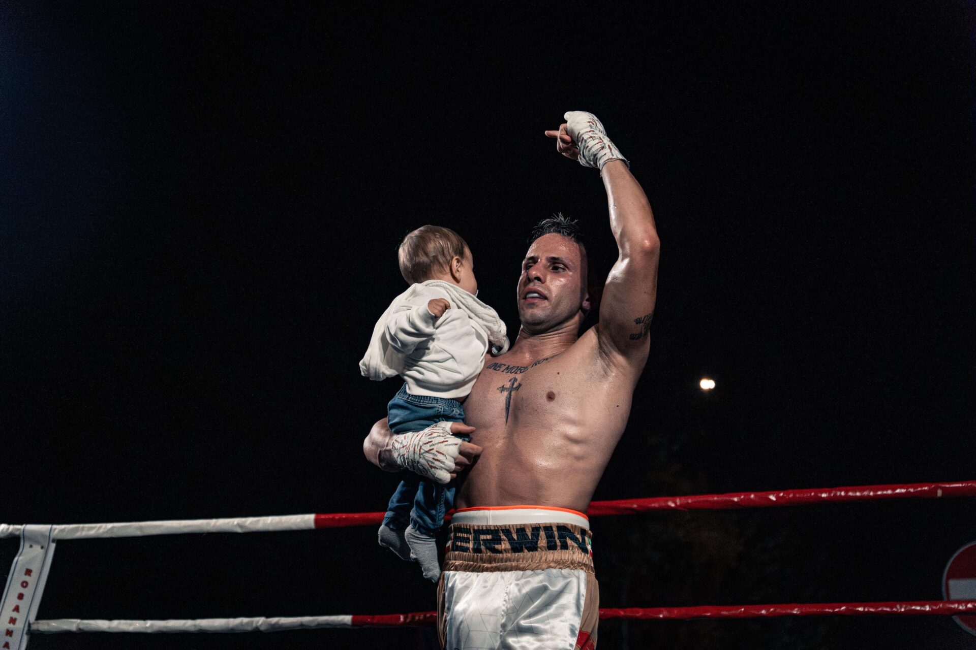 Matteo Impieri con il figlio Santiago dopo il match