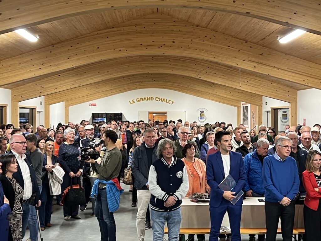 Pubblico canta