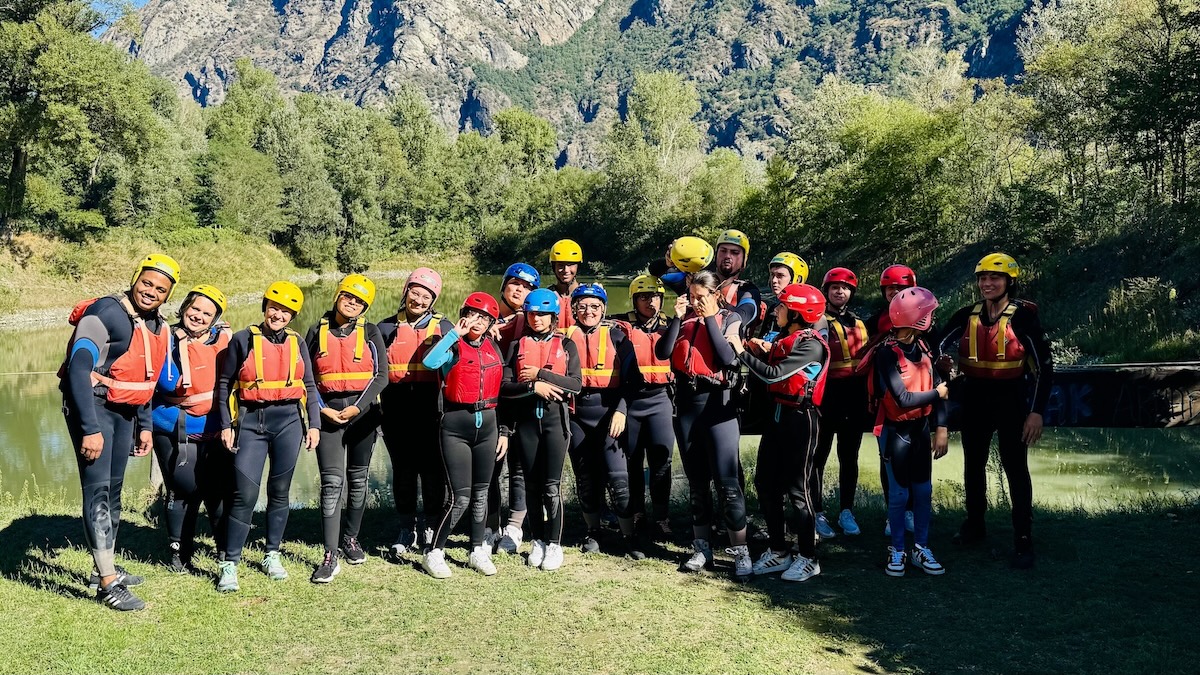 Ragazze e ragazzi del progetto MeTe durante l'attività di rafting