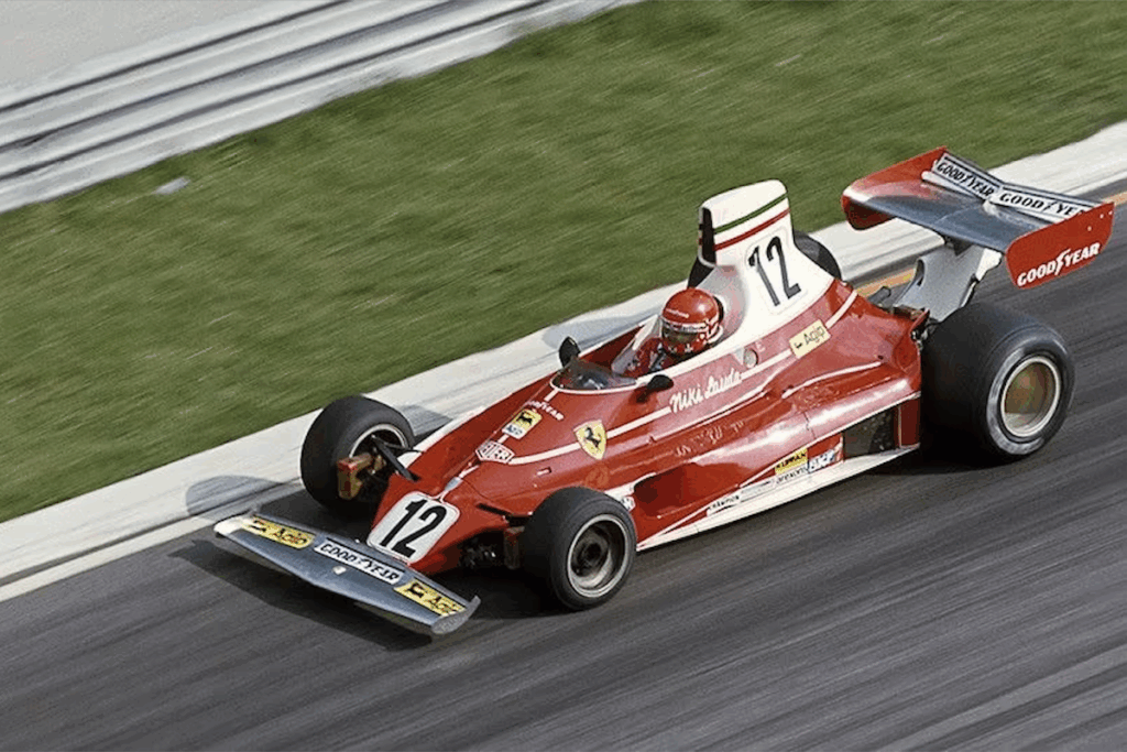 Niki Lauda nel 1975 - Foto ferrari.com - https://www.ferrari.com/en-RO/magazine/articles/ferrari-niki-lauda-world-champion-1975?amp=true