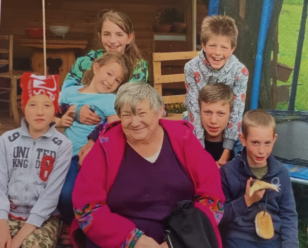 Rosanna Curtaz attorniata dai suoi nipoti