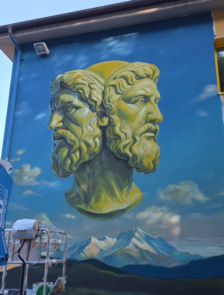 Il murale di Giano Bifronte alla scuola "Pezzoli" realizzato da Ozmo