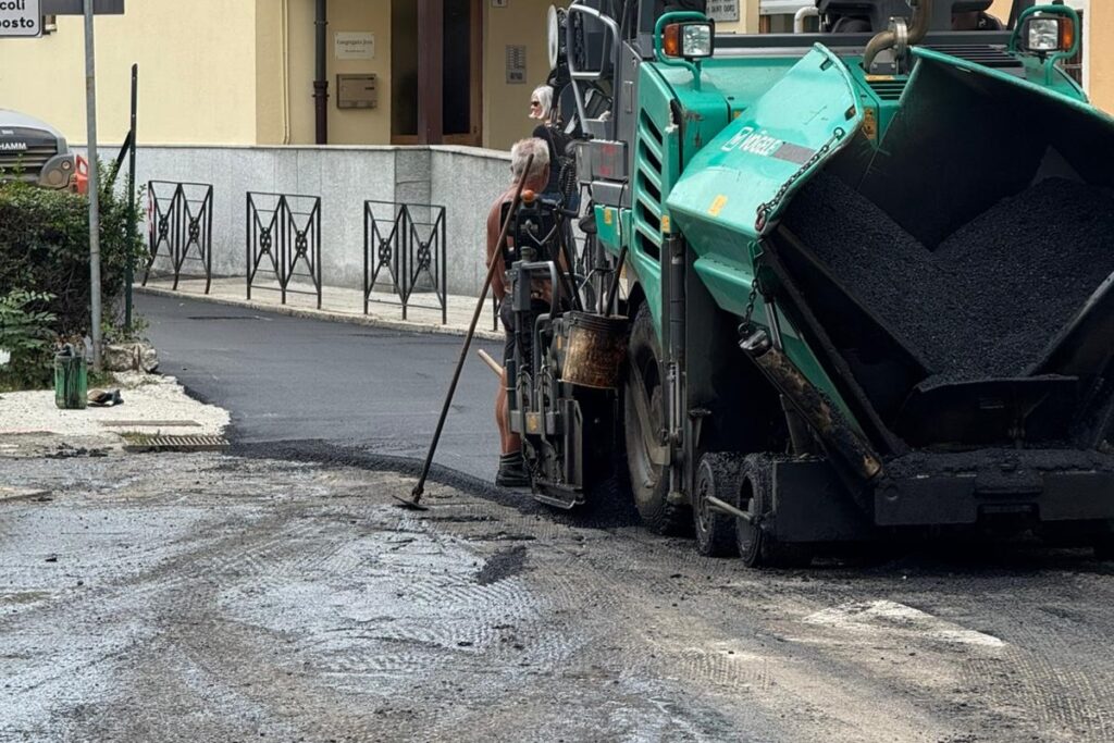 Il lavori di asfaltatura in via Guido Rey, ad Aosta