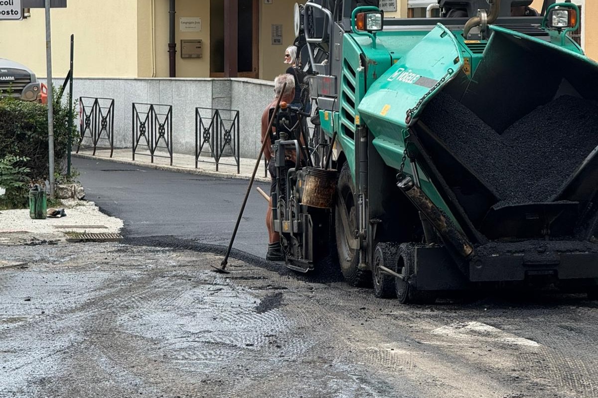 Il lavori di asfaltatura in via Guido Rey, ad Aosta