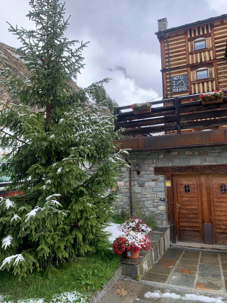 neve Cervinia 24 settembre 2025 - foto hotelmiravidi_e_montcervin