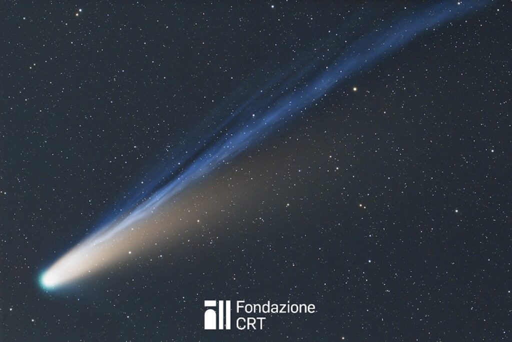 La cometa C/2025 A& (Lemmon) ripresa nella serata del 29 ottobre dalle piazzole dell’Osservatorio Astronomico della Regione Autonoma Valle d’Aosta; all’epoca la cometa si trovava nella costellazione della Testa del Serpente, al confine con quella di Ercole. Credit: cortesia Alessandro Cipolat Bares per la Fondazione C. Fillietroz-ONLUS