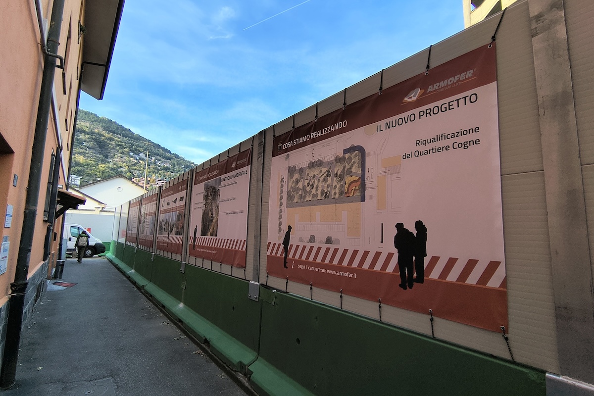 I pannelli esplicativi sui lavori di riqualificazione dell'area dei grattacieli, ad Aosta