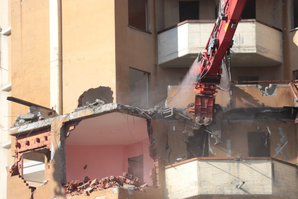 Demolizione grattacielo alto quartiere cogne