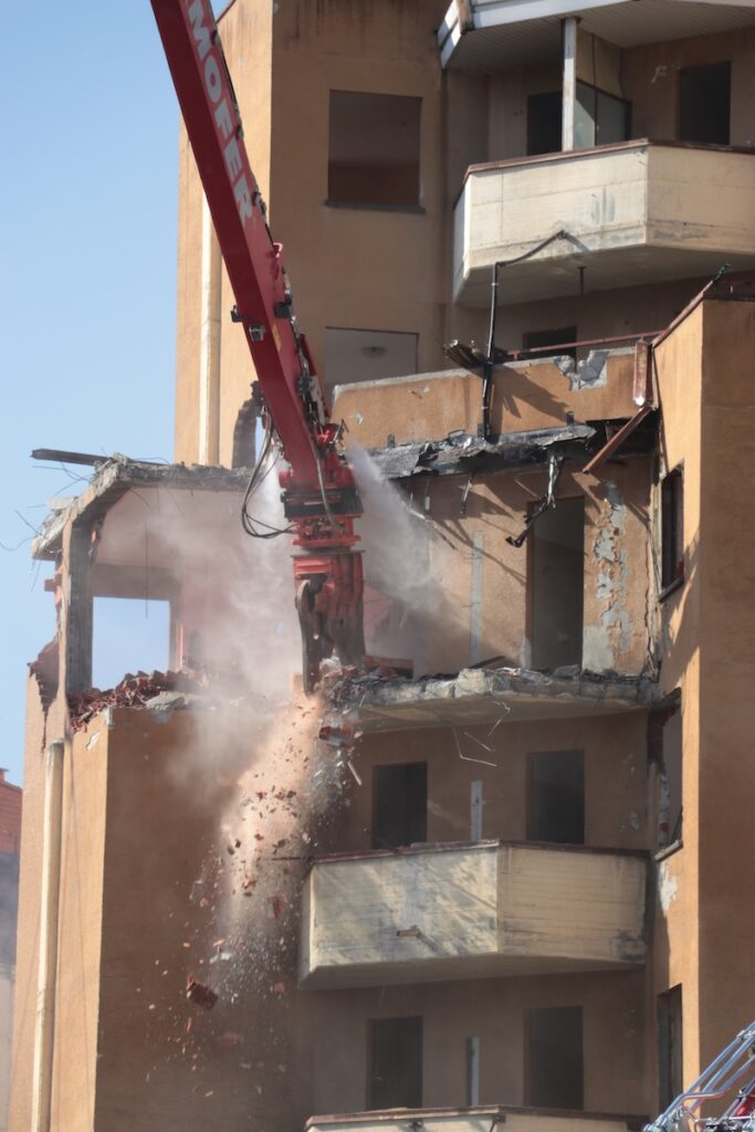 Demolizione grattacielo alto quartiere cogne