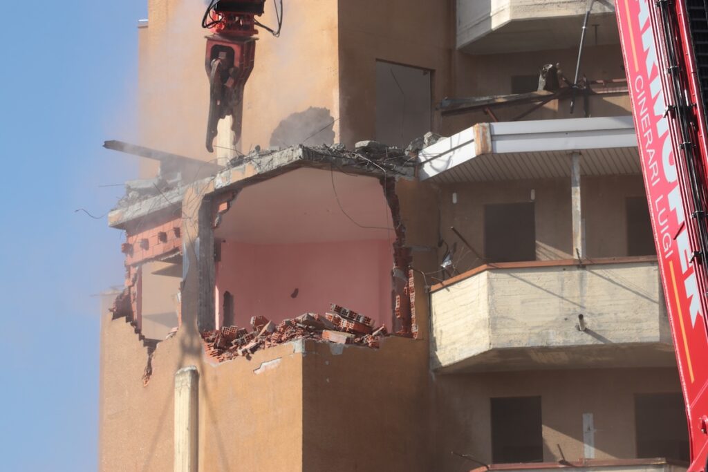 Demolizione grattacielo alto quartiere cogne