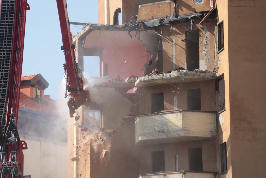 Demolizione grattacielo alto quartiere cogne