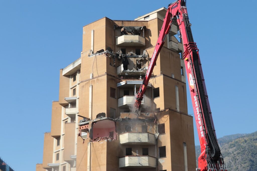 Demolizione grattacielo alto quartiere cogne