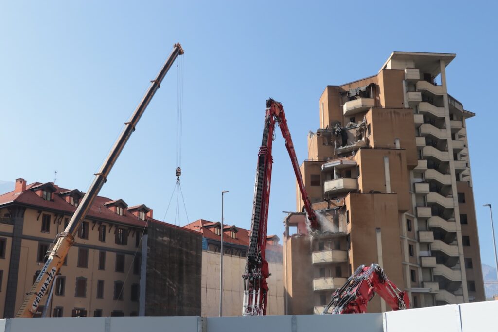 Demolizione grattacielo alto quartiere cogne