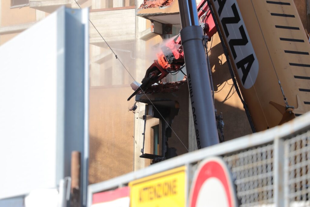 Demolizione grattacielo alto quartiere cogne