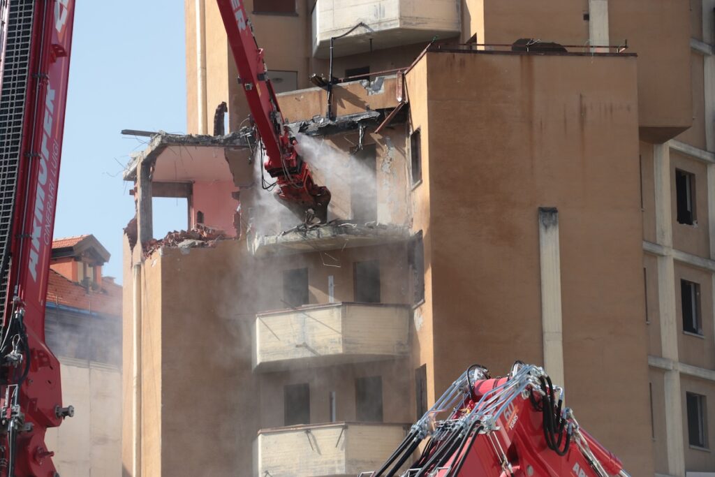 Demolizione grattacielo alto quartiere cogne