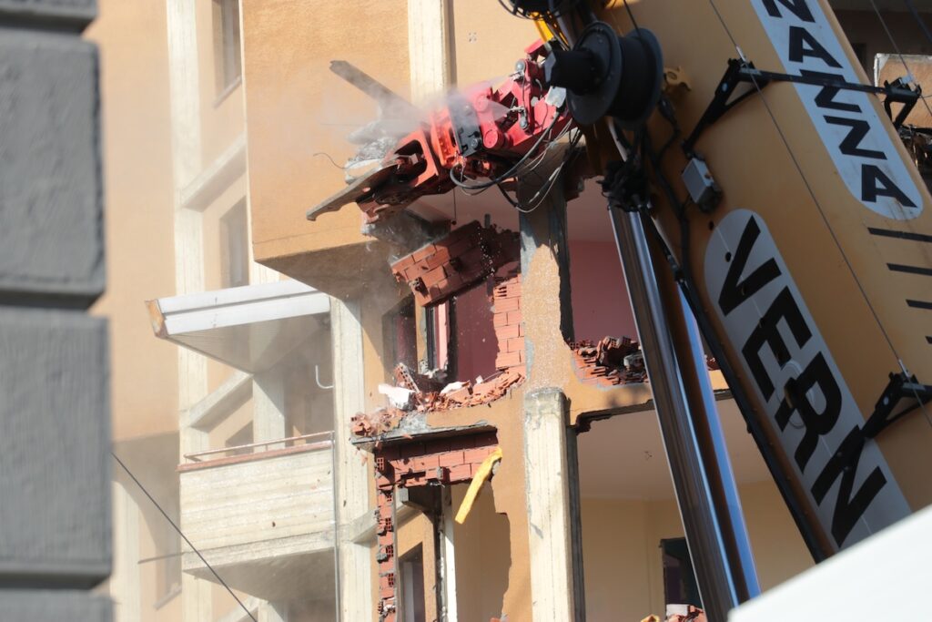 Demolizione grattacielo alto quartiere cogne