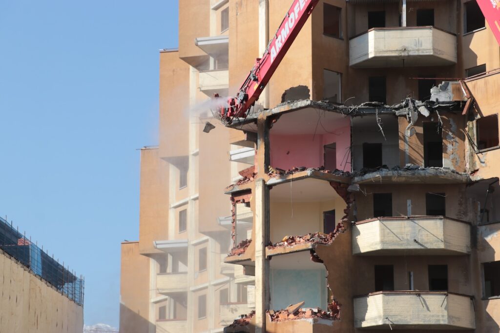 Demolizione grattacielo alto quartiere cogne