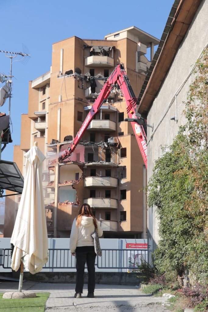 Demolizione grattacielo alto quartiere cogne