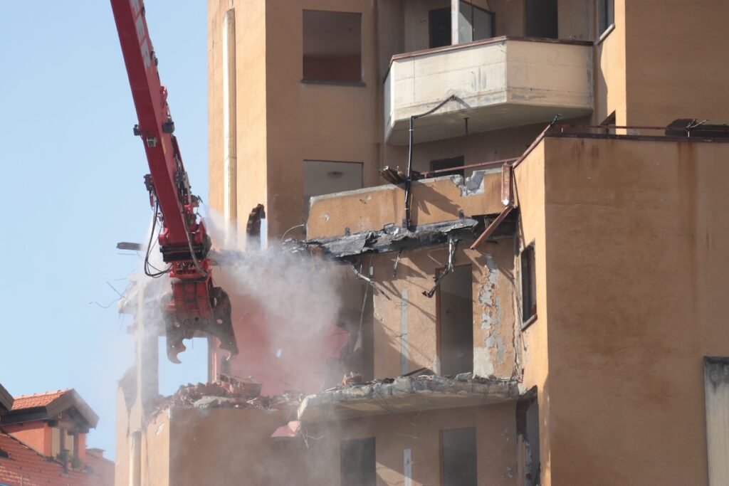 Demolizione grattacielo alto quartiere cogne