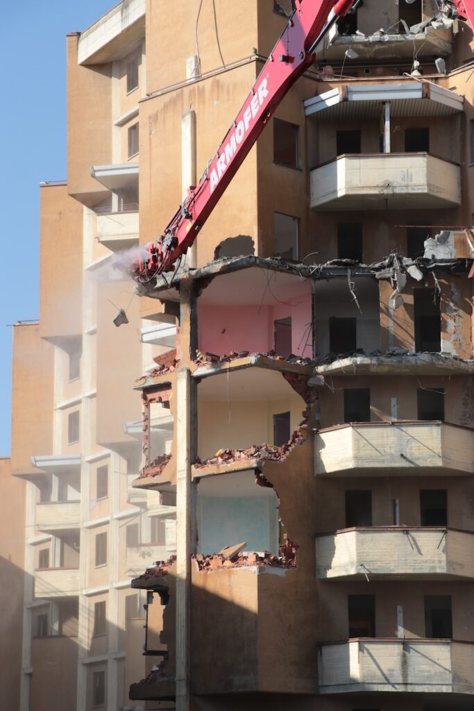 Demolizione grattacielo alto quartiere cogne