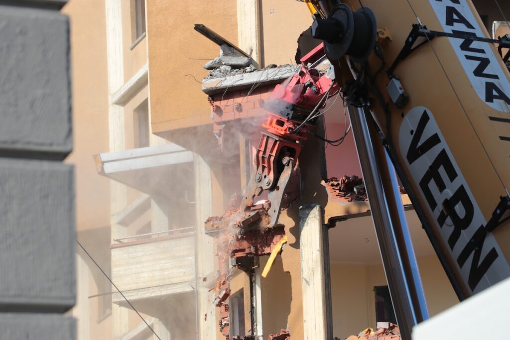 Demolizione grattacielo alto quartiere cogne