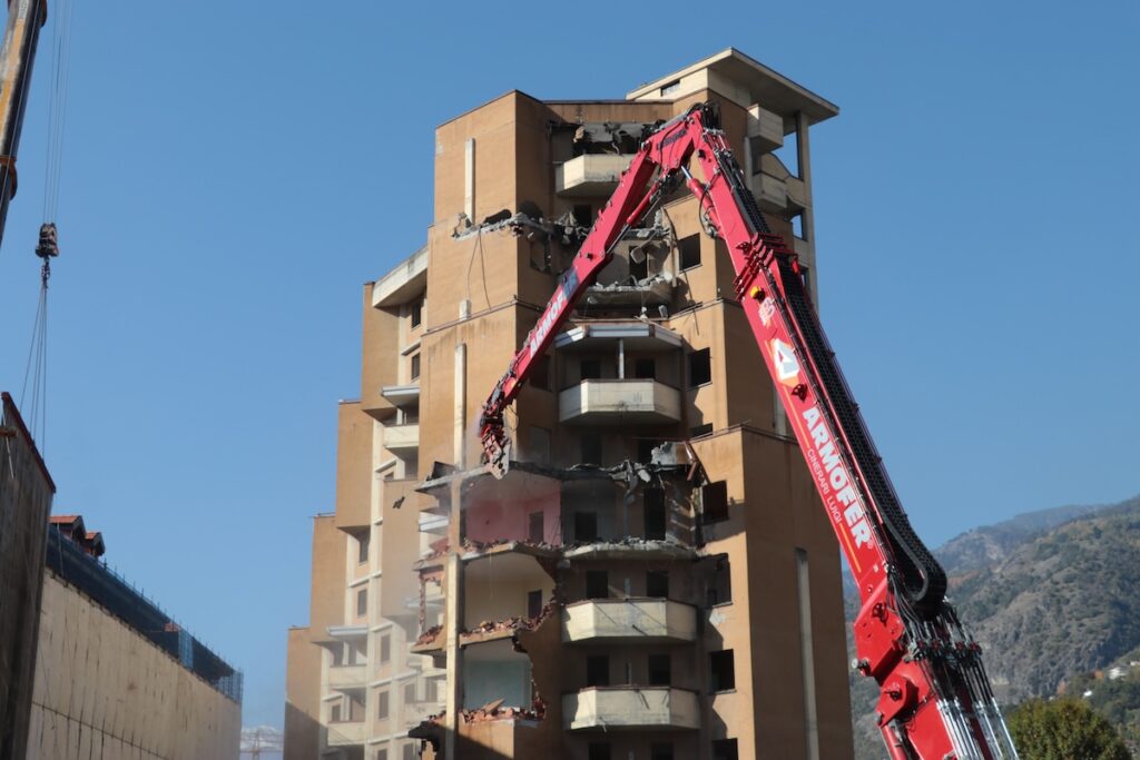 Demolizione grattacielo alto quartiere cogne