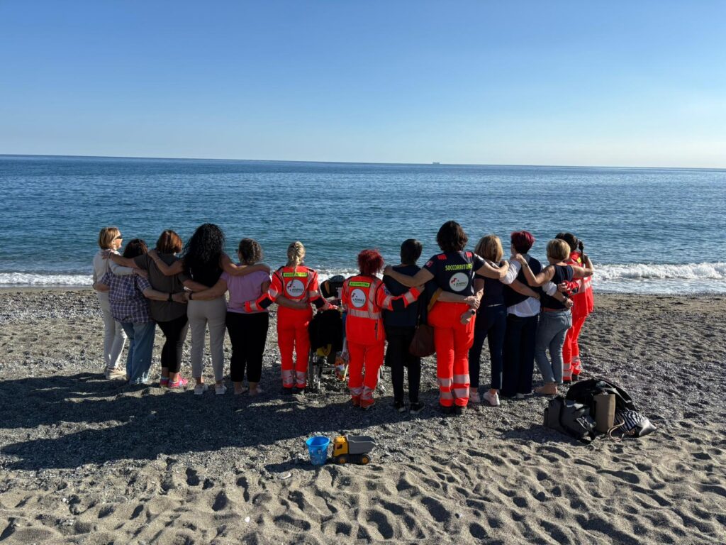 Laura Lazzoni al mare con le amiche