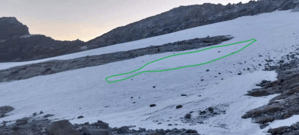 Fronte destra del Ghiacciaio Timorion, in evidenza in verde il residuo dell’accumulo da valanga rilevato in data 11 settembre 2025 - Immagine Arpa Vda