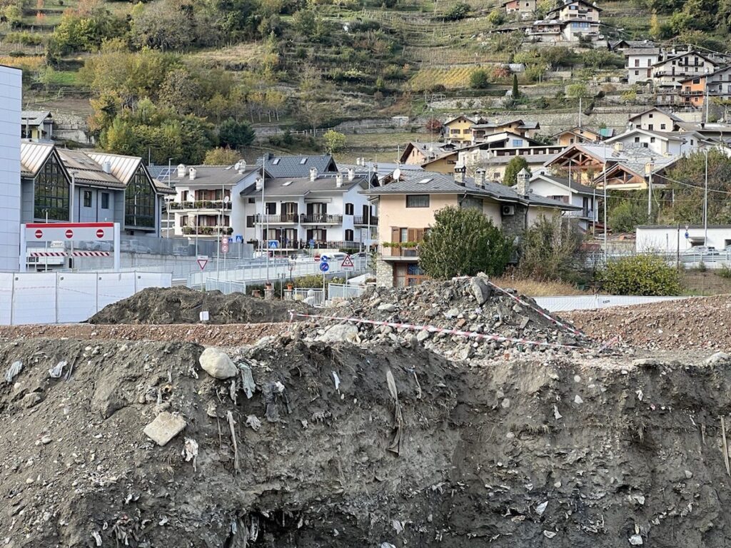 Il terreno sotto sequestro a Sarre